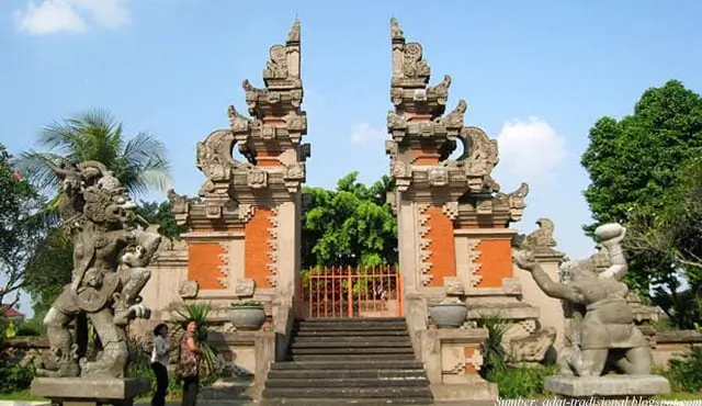 Rumah Gapura Candi Bentar, Bali