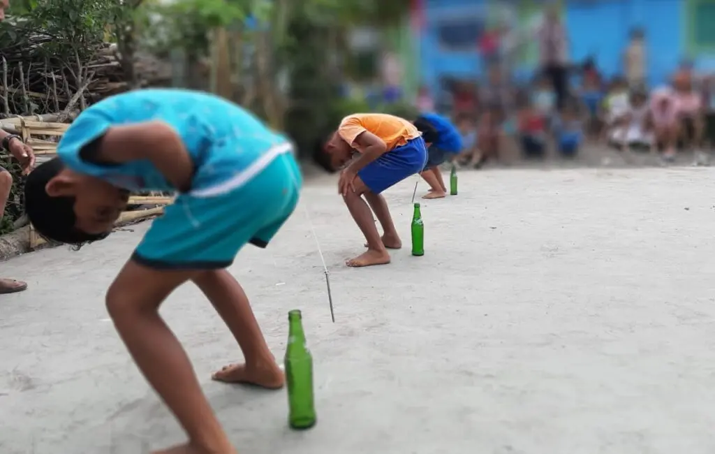 Lomba Memasukan Pensil ke Dalam Botol