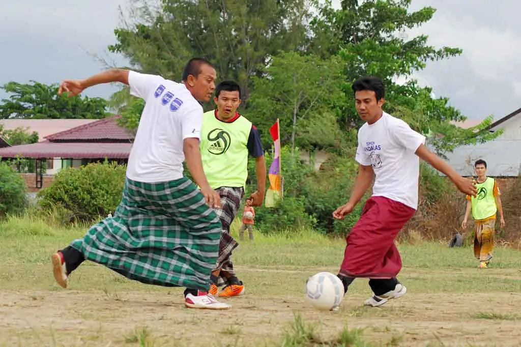 Lomba Sepak Bola dengan Menggunakan Sarung