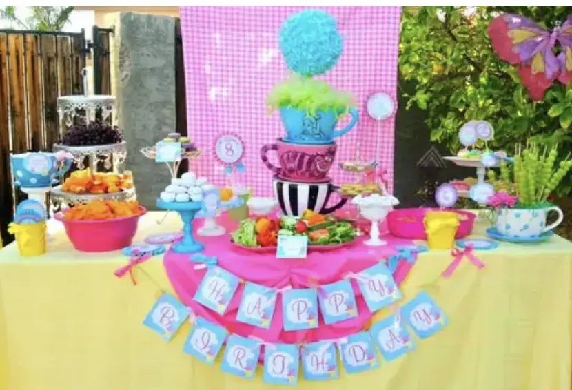 Tema Ulang Tahun dengan Karakter Alice In Wonderland